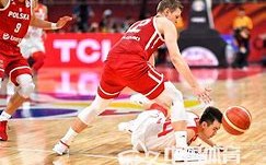 星空体育官方网站-顶住压力！某队球员齐心协力保卫主场荣誉