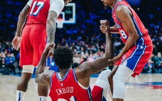 星空体育-雄鹿与76人将在球场上展现顶级对抗