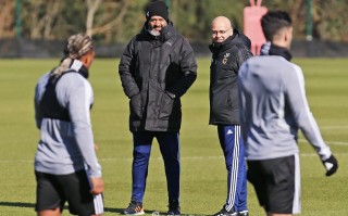 星空体育官网-狼队主教练受伤住院，球队备战受影响