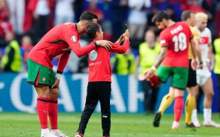 星空体育官网-欧洲杯比赛前夕再次引发球迷狂热