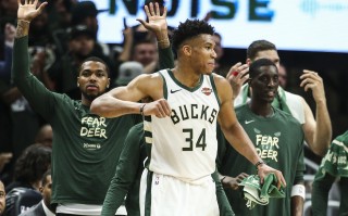 星空体育官网-雄鹿季后赛西区首轮遭遇失利，系列赛误打误撞