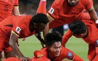 星空体育官网入口-与对手的较量十分激烈，场上气氛紧张