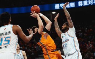 星空体育app-球员技战术娴熟，篮球联赛比赛愈发激烈