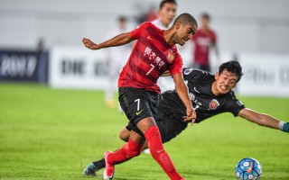 星空体育-中国足球联赛残酷对决，夺冠之路坎坷!