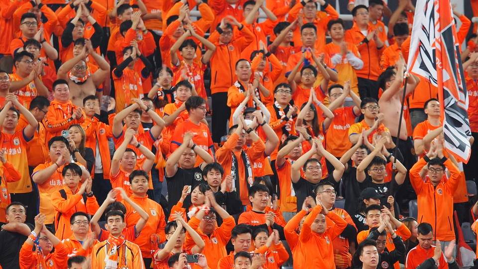 星空体育官方网站-现场球迷全情投入，为球队加油助威-第1张图片-星空体育官方网站